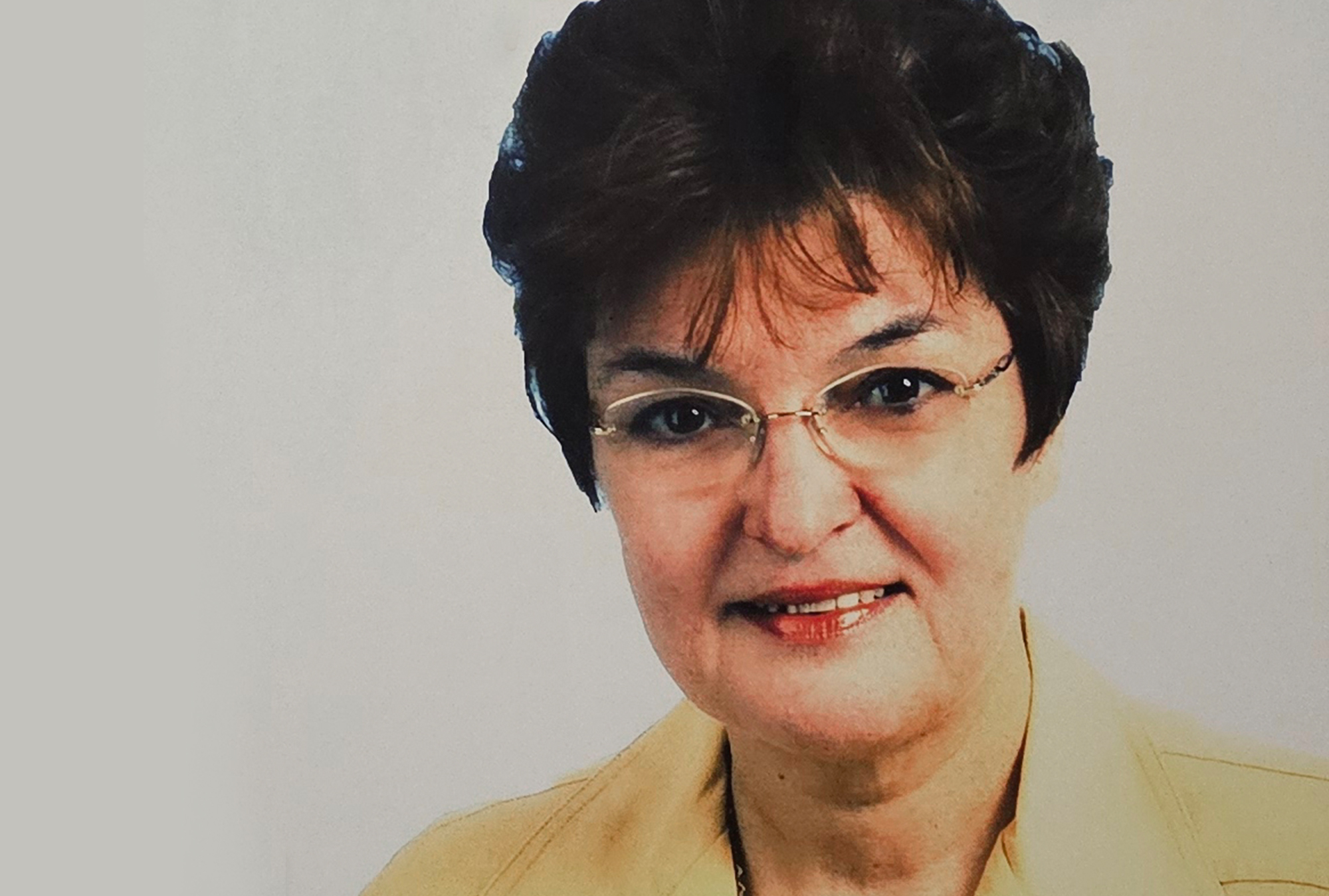 Portraitaufnahme Jutta Schlegel im Gelben Jackett