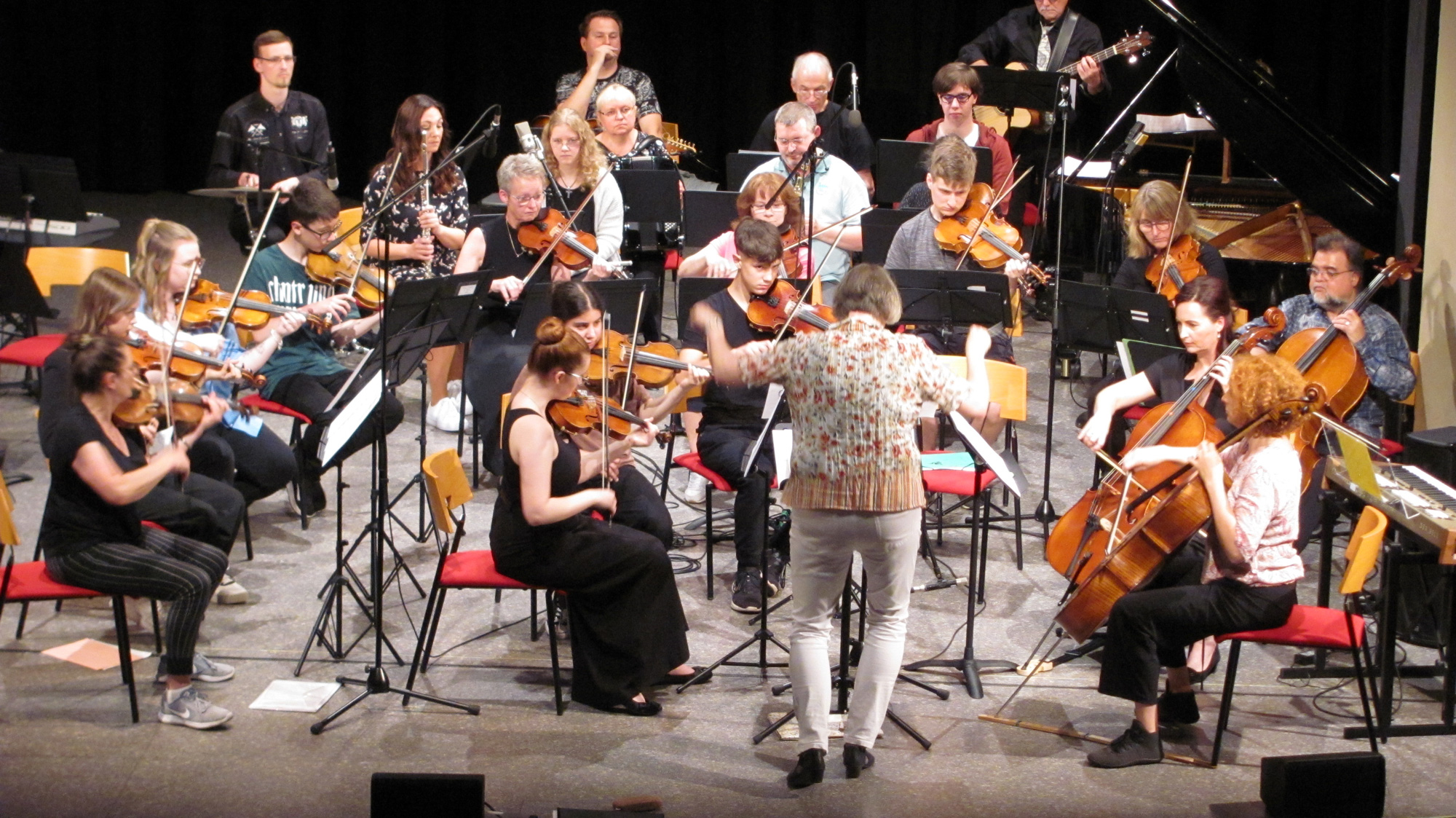 Orchester mit Dirigent