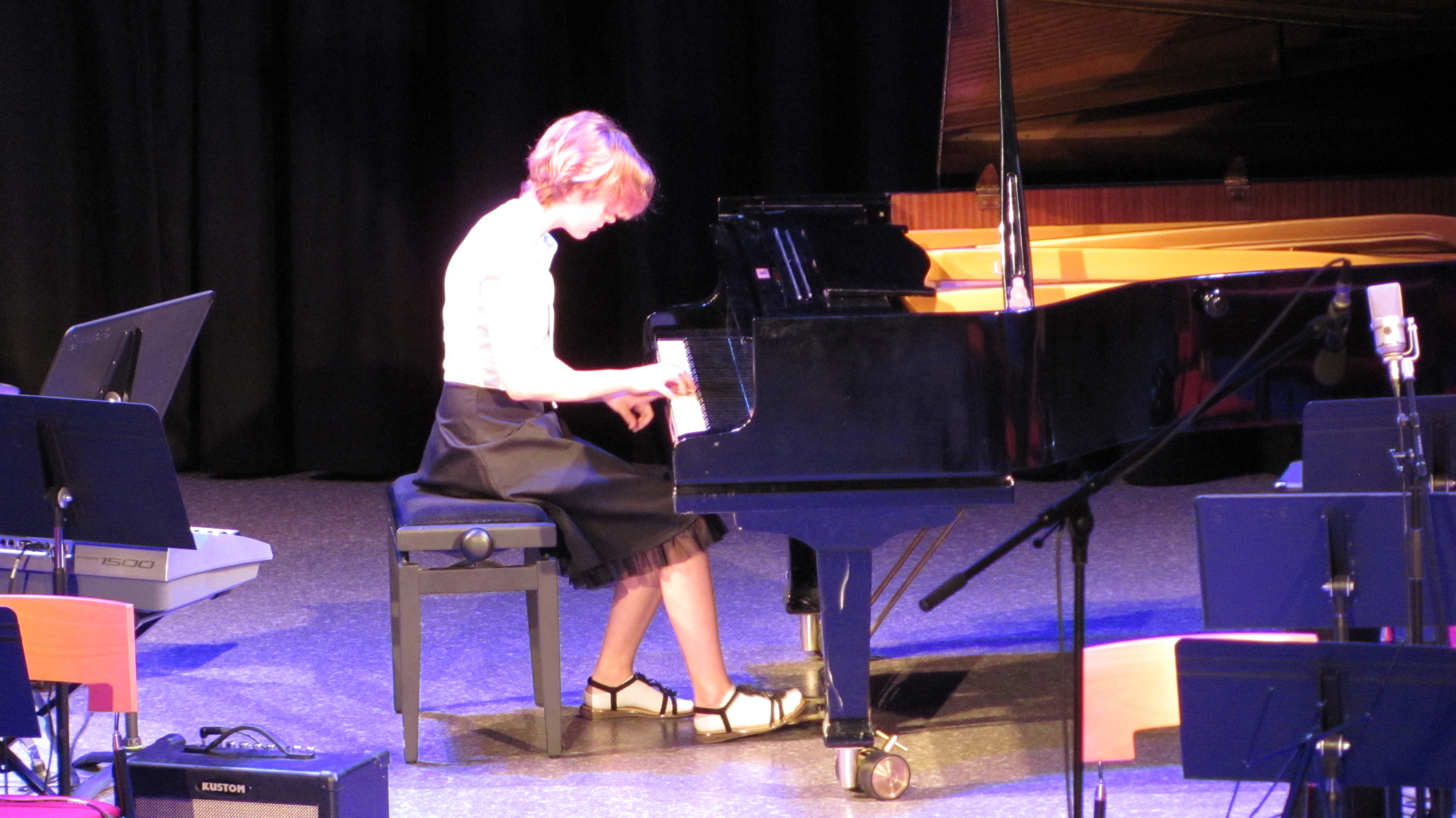 Pianistin spielt am offenen Flügel