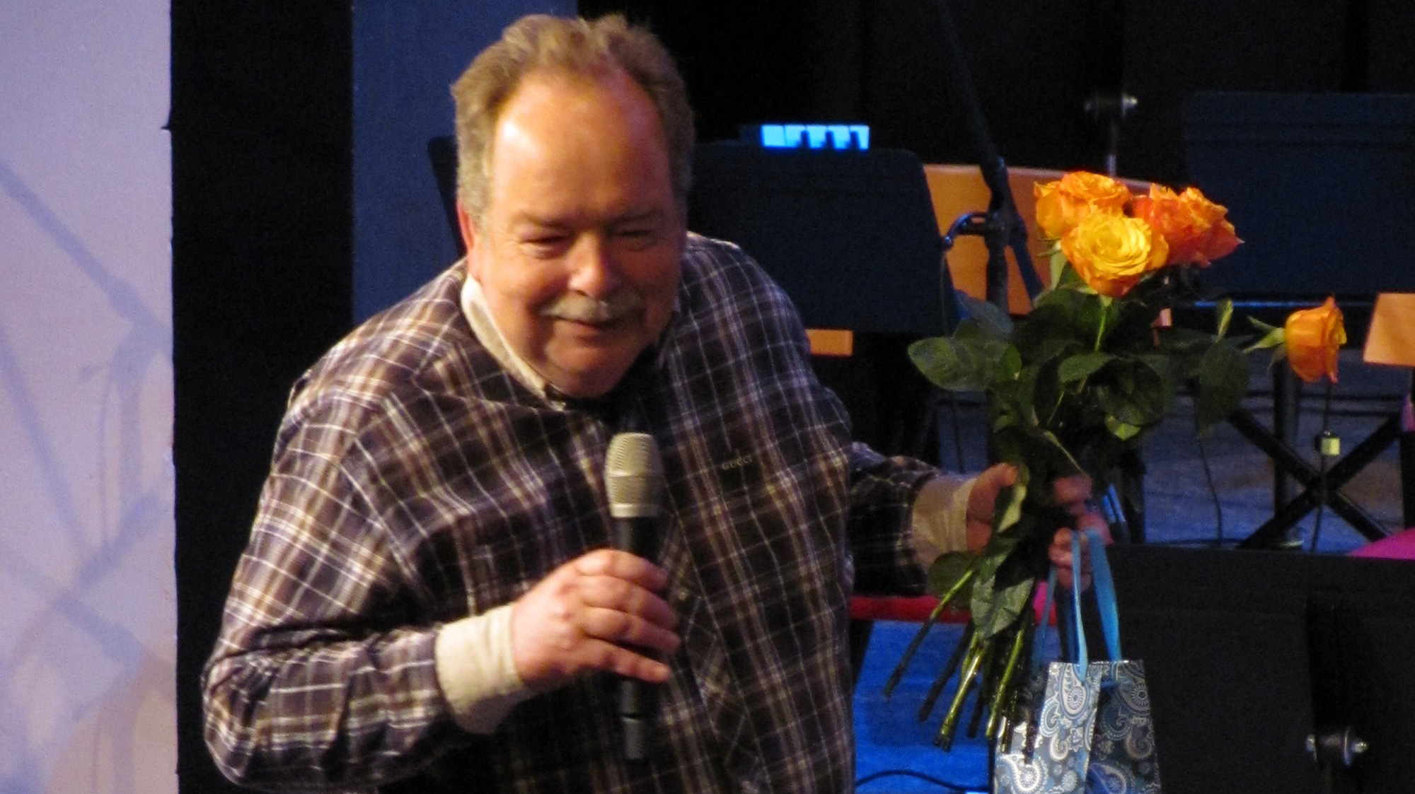 Pianist mit Blumen und Geschenken