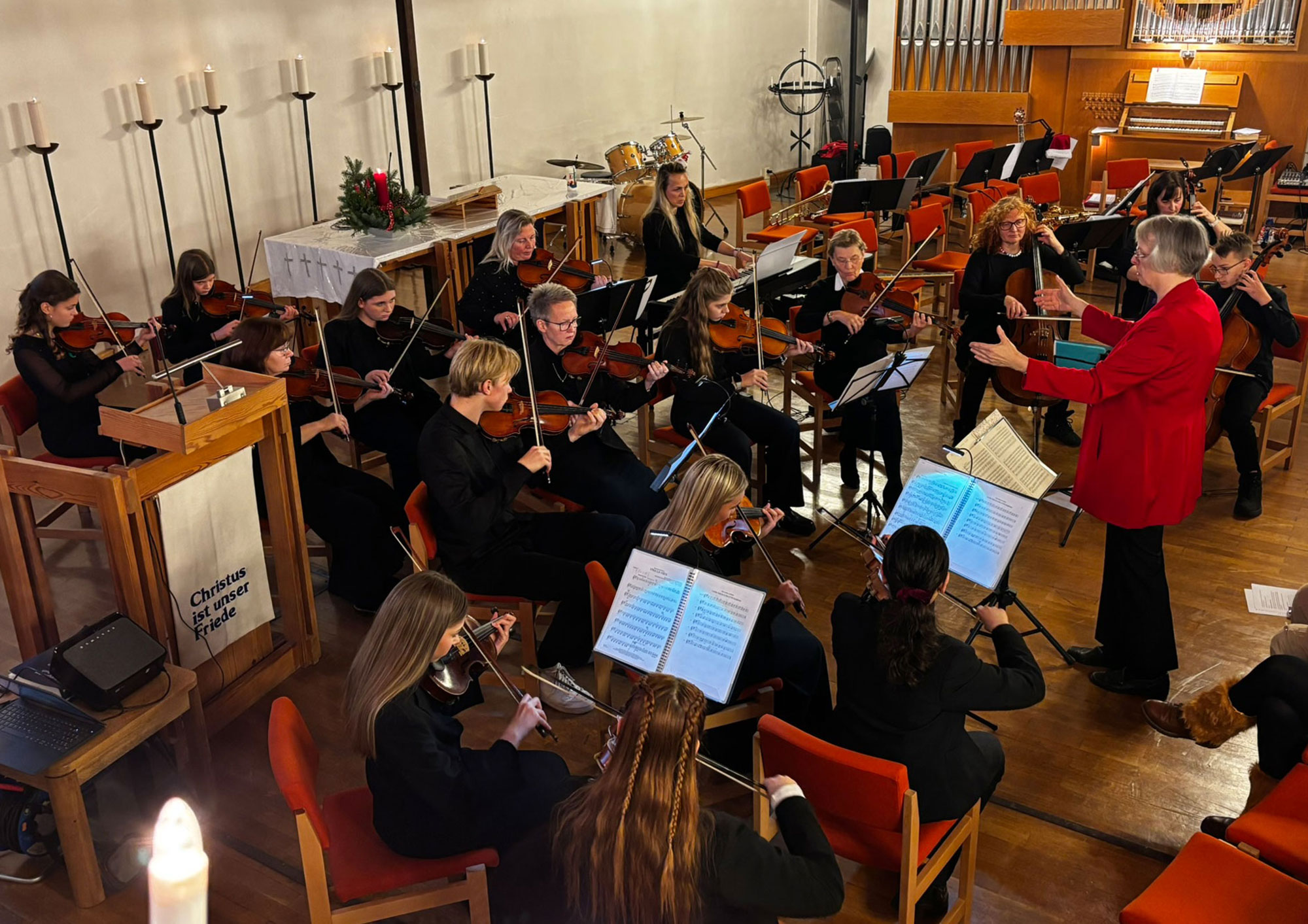 Blick von Balkon auf musizierendes Kammerorchester